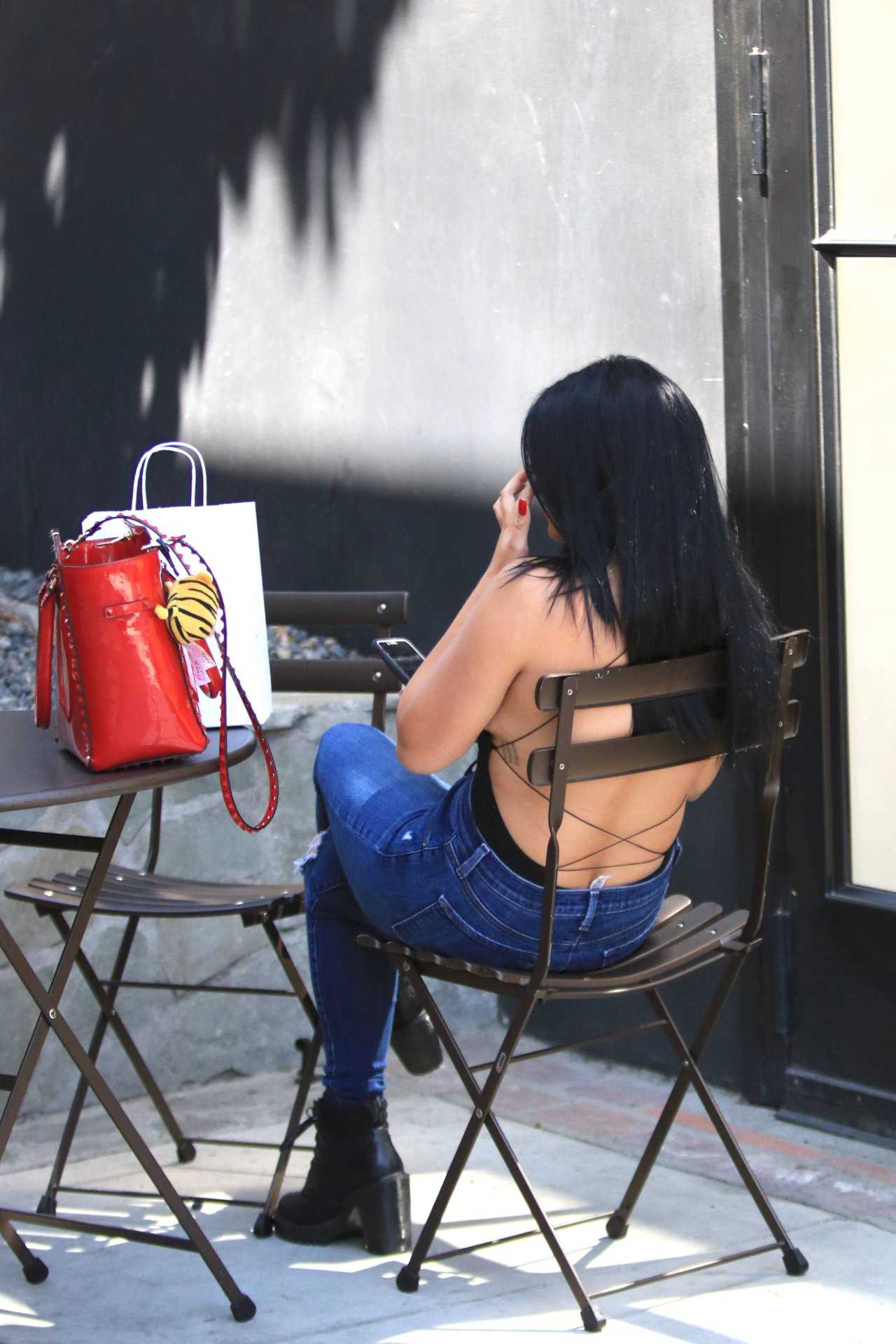 Ariel-WInter-Braless-and-in-Jeans-857
