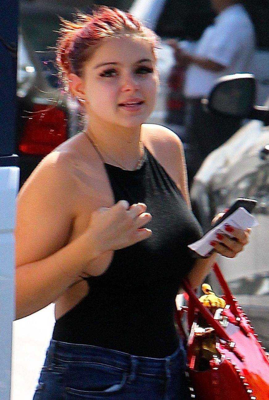 Ariel-WInter-Braless-and-in-Jeans-859