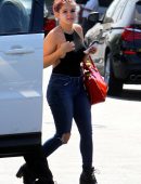 Ariel-WInter-Braless-and-in-Jeans-860