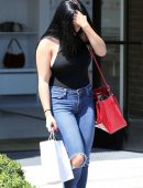Ariel-WInter-Braless-and-in-Jeans-862