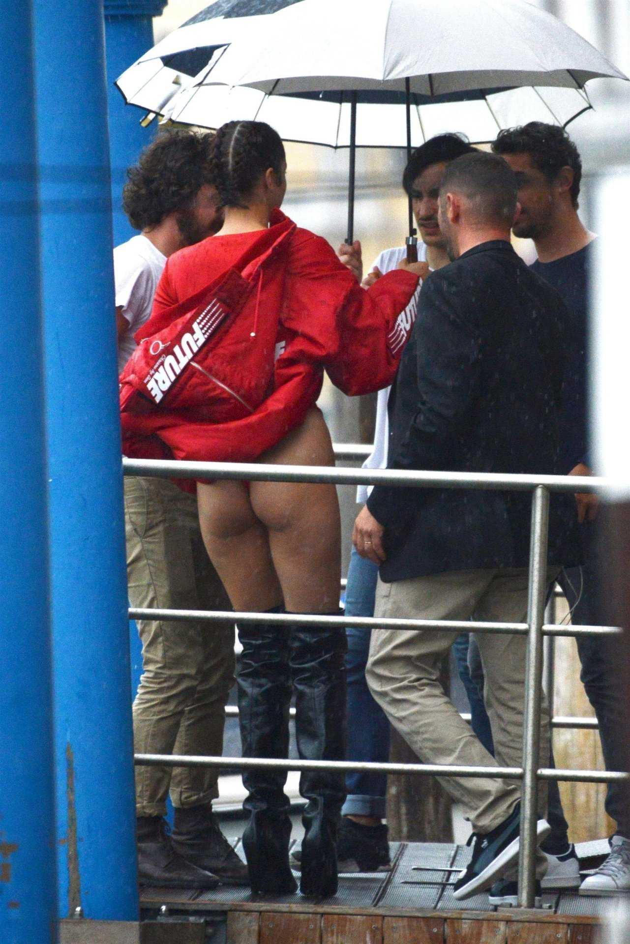 Bella-Hadid-Booty-14