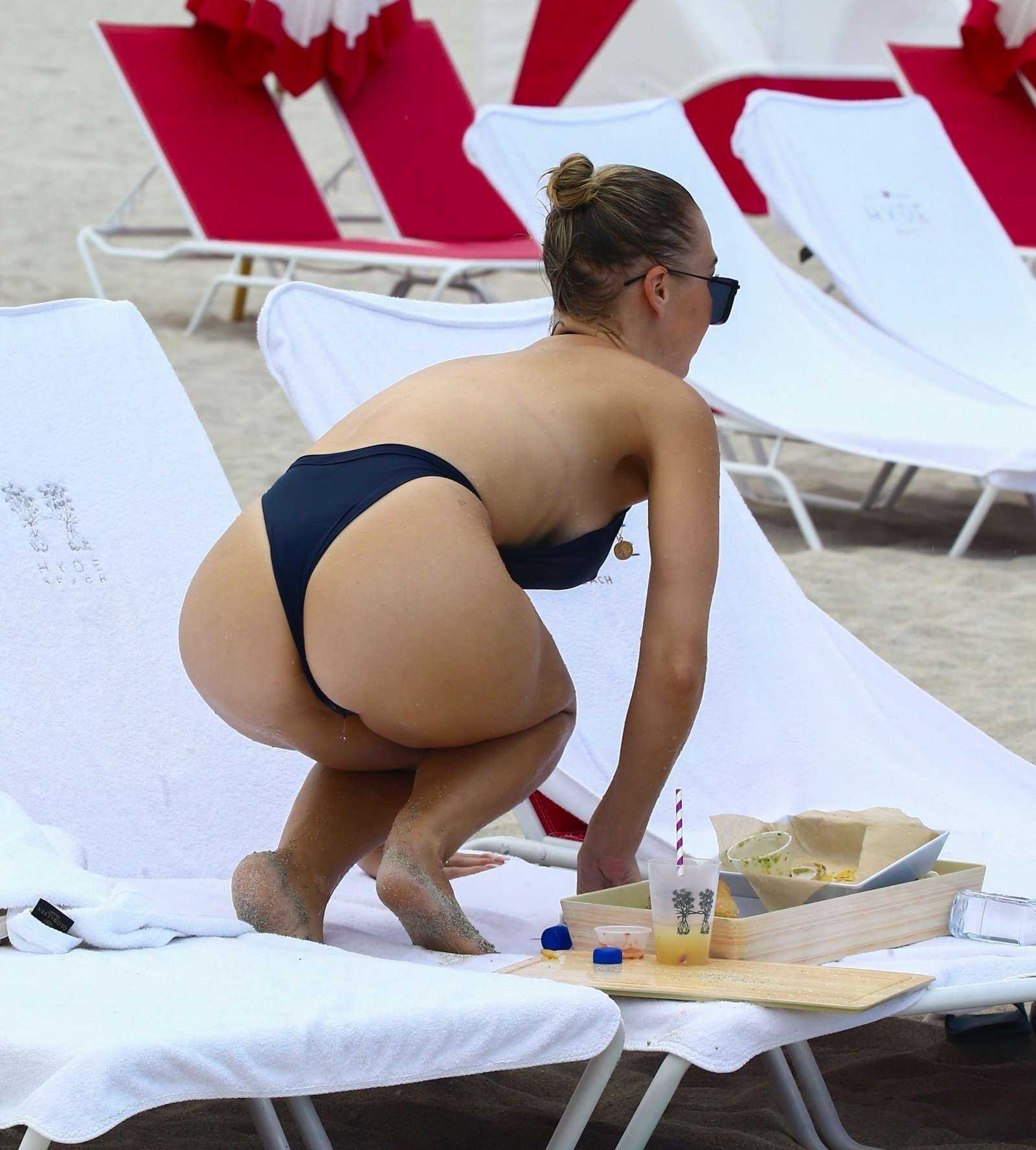 Bianca-Elouise-in-Swimsuit-814