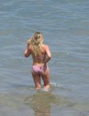 Hilary-Duff-in-Bikini-201
