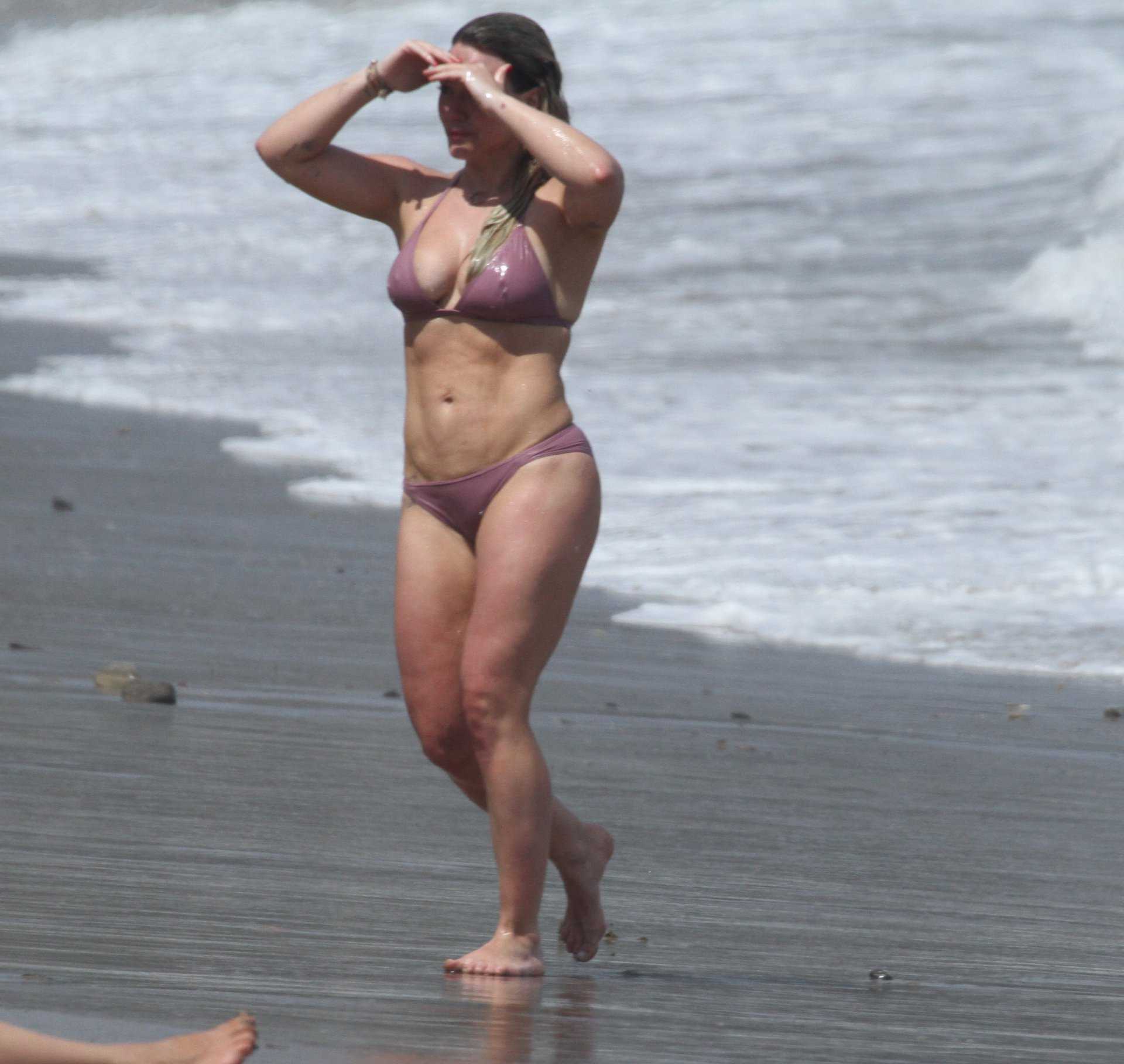 Hilary-Duff-in-Bikini-211