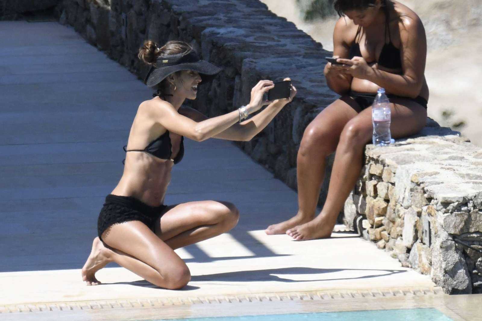 Izabel-Goulart-in-Bikini-124