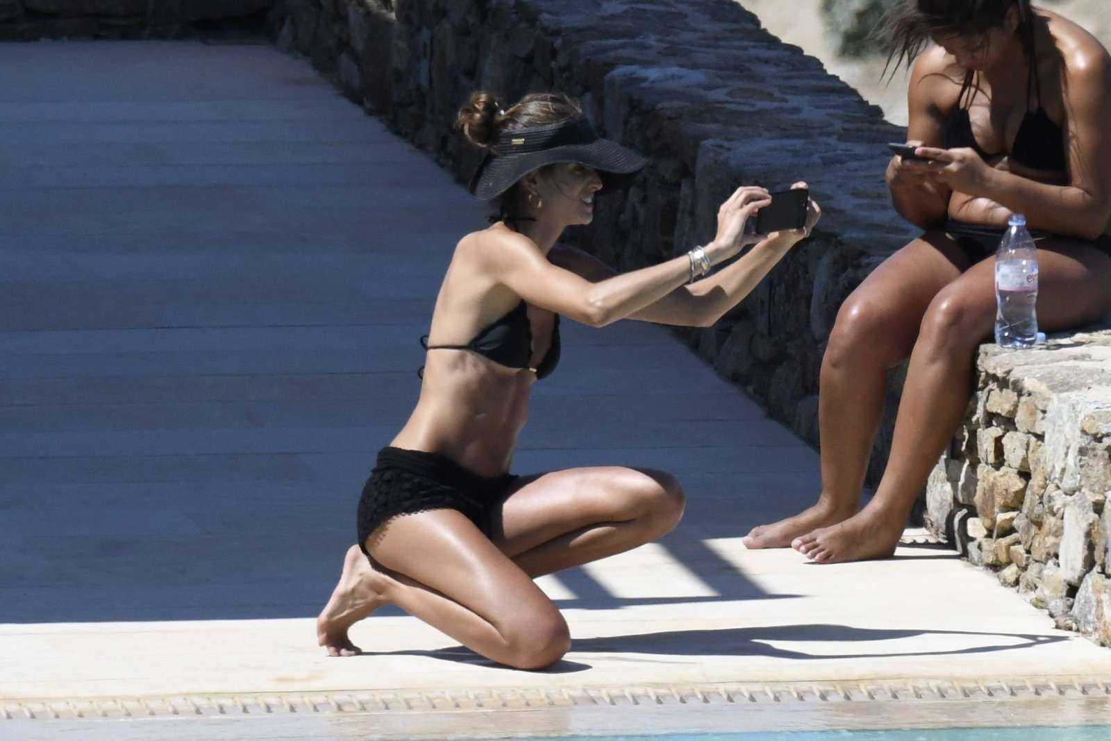 Izabel-Goulart-in-Bikini-127
