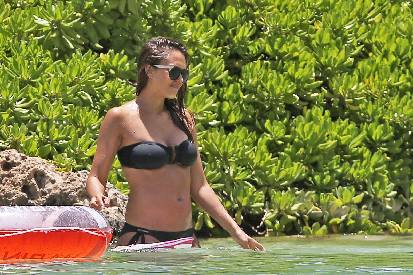 Jessica-Alba-in-Black-Bikini-602