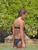 Jessica-Alba-in-Black-Bikini-605