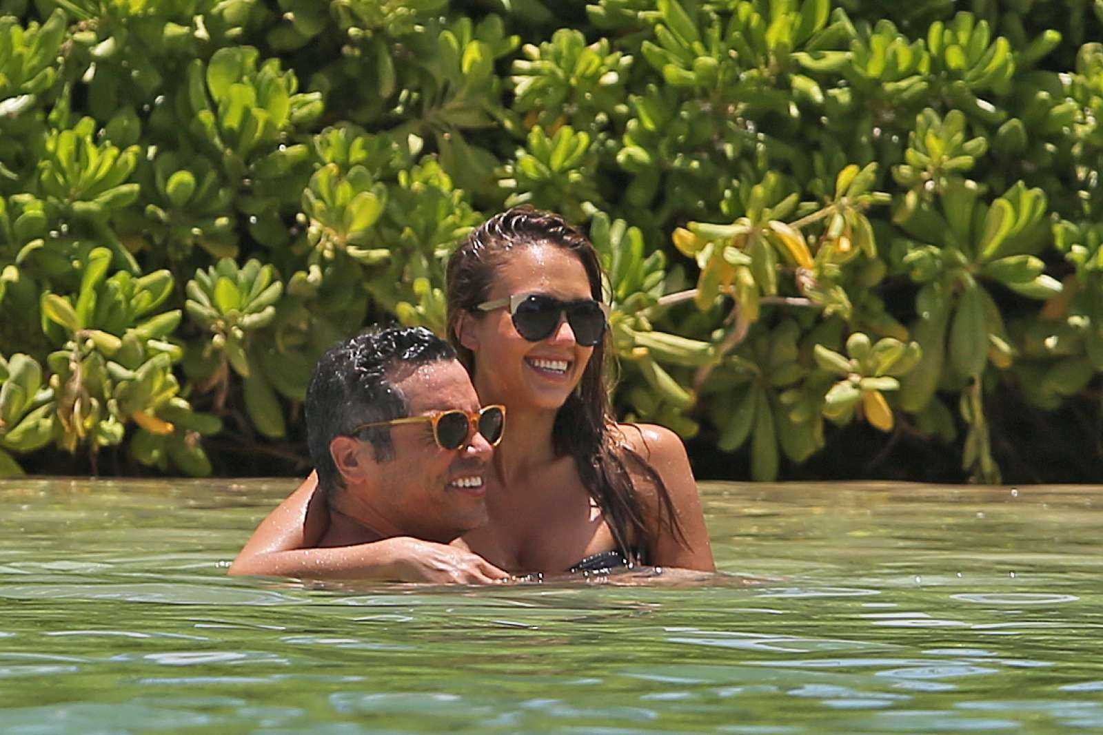 Jessica-Alba-in-Black-Bikini-612