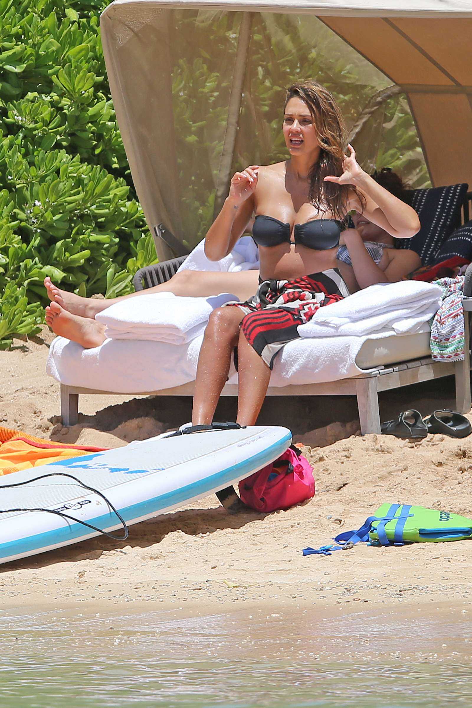 Jessica-Alba-in-Black-Bikini-620