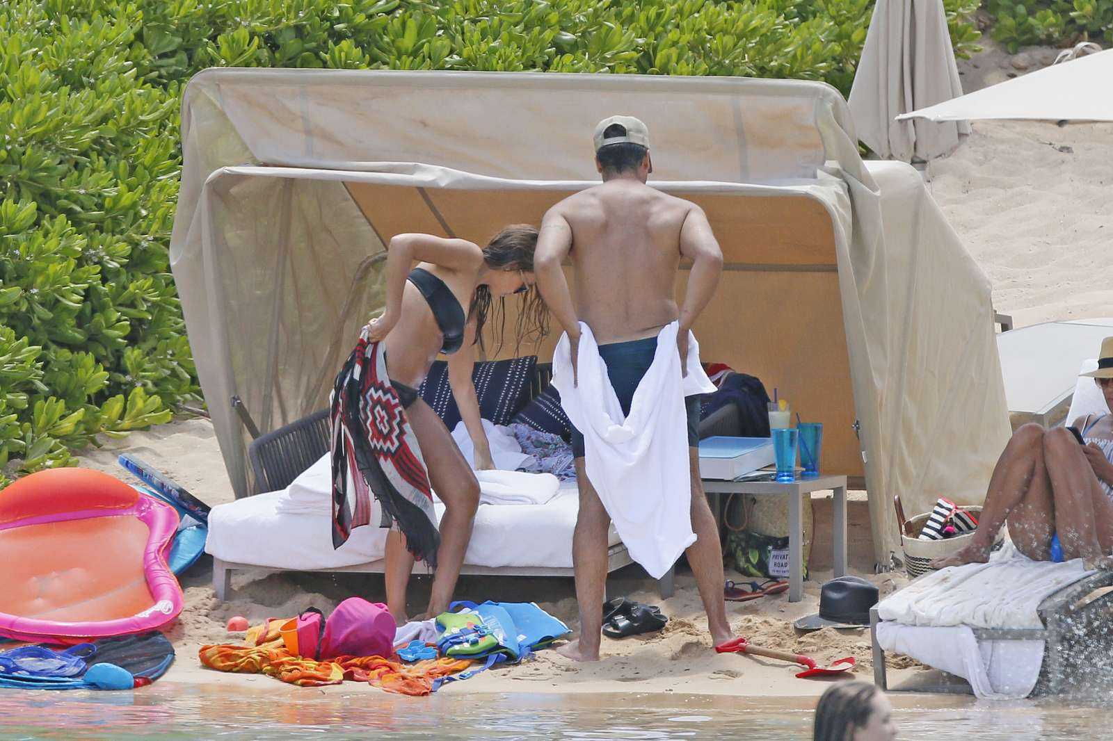 Jessica-Alba-in-Black-Bikini-621
