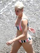 Katy-Perry-in-Bikini-204