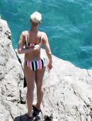 Katy-Perry-in-Bikini-210