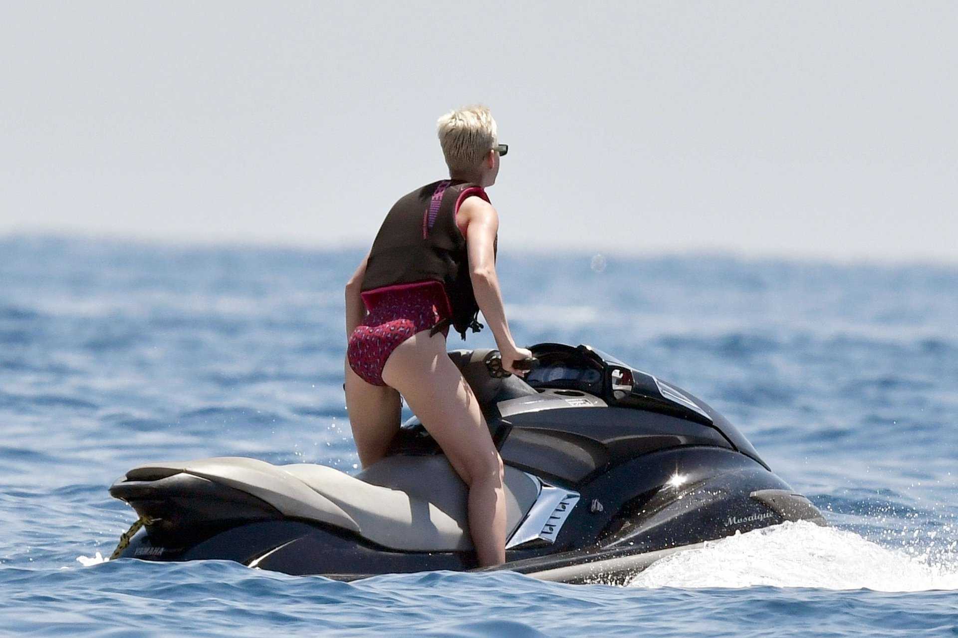 Katy Perry – Swimsuit Candids in Capri
