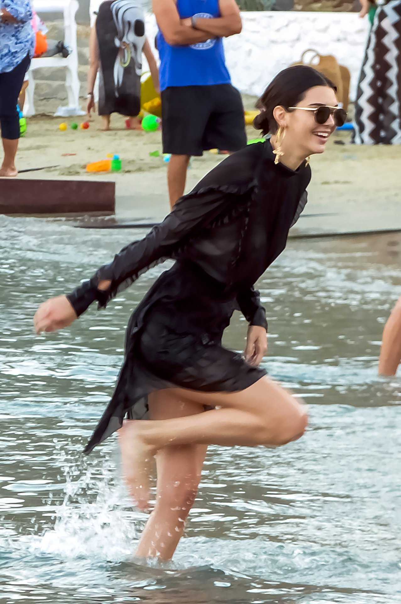 Kendall-Jenner-Braless-303