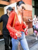 Kendall-Jenner-Braless-985