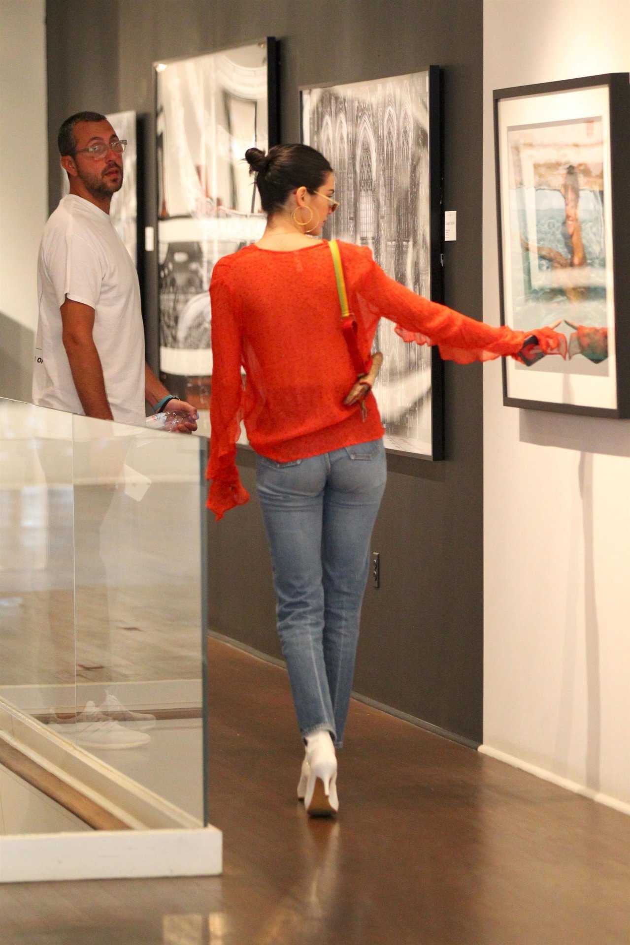 Kendall-Jenner-Braless-994