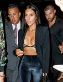 Kim-Kardashian-Cleavage-304