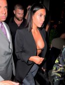 Kim-Kardashian-Cleavage-306