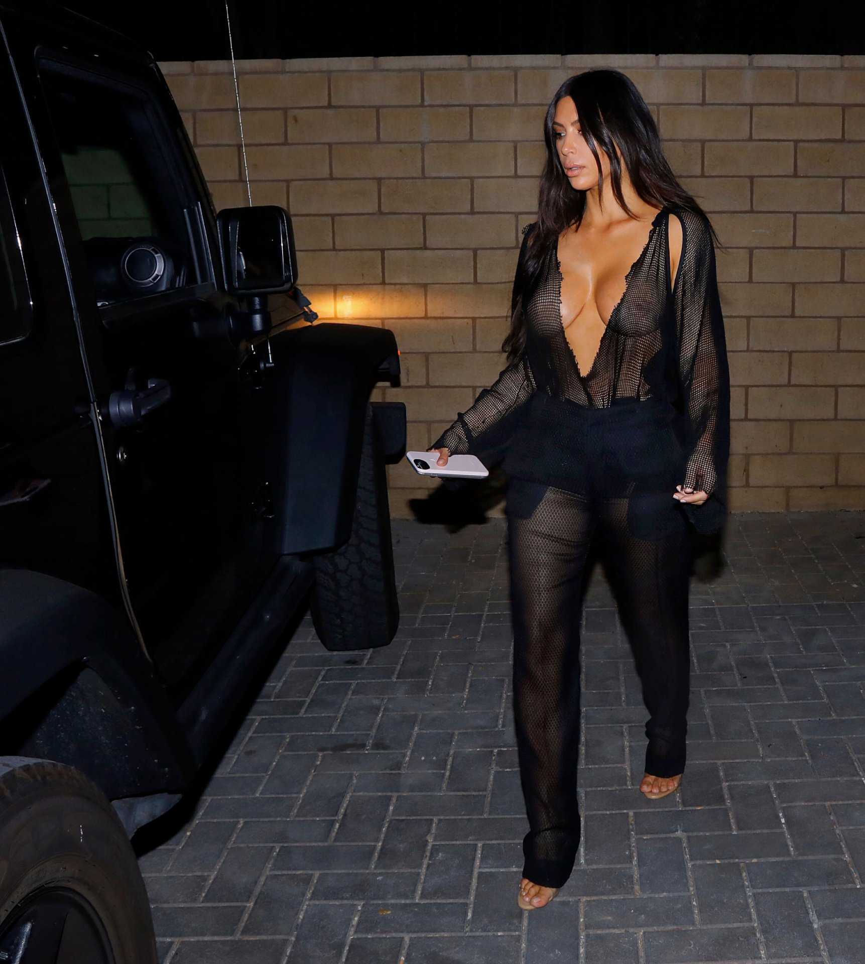 Kim-kardashian-Braless-584