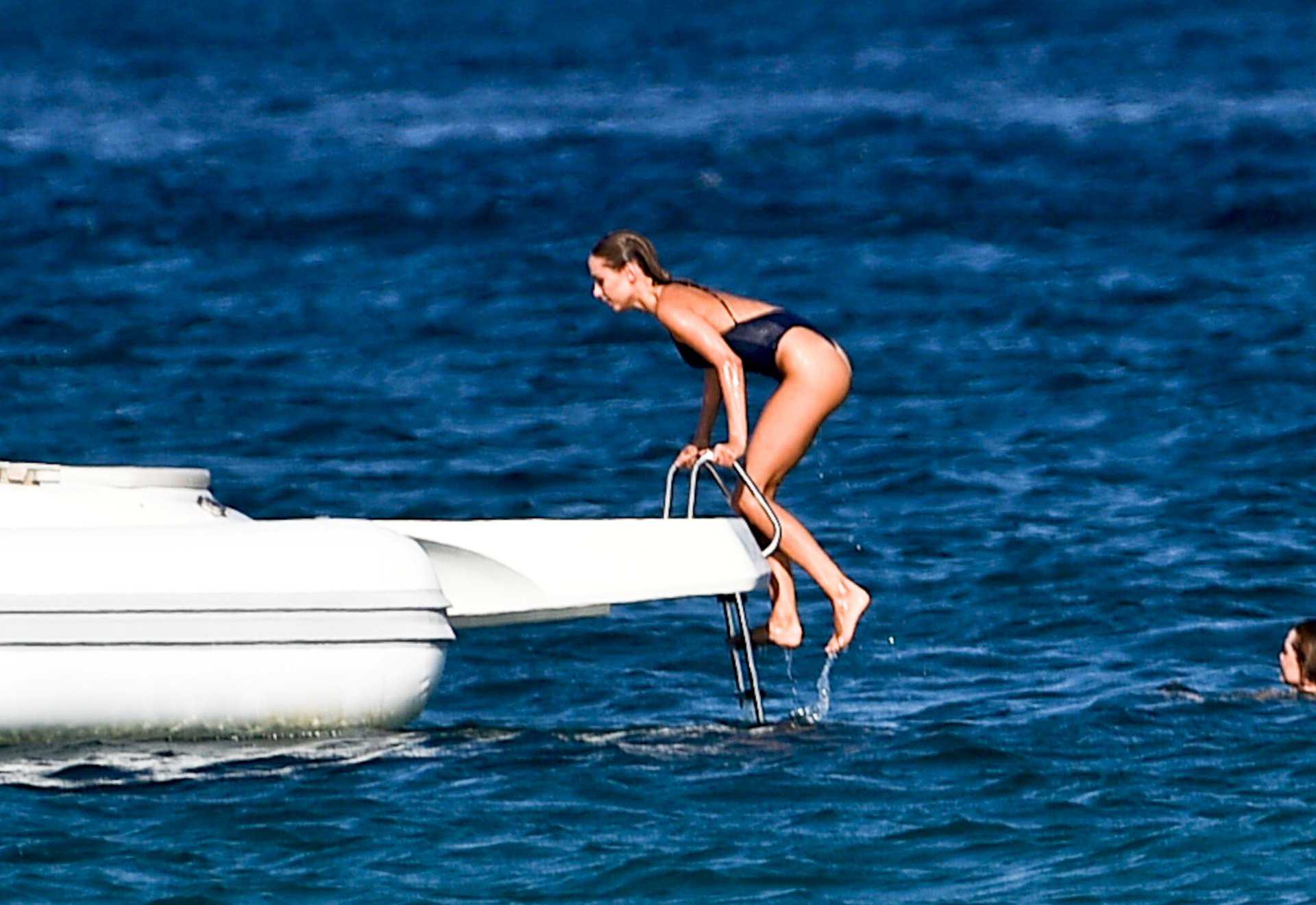 Kimberley-Garner-in-Black-Swimsuit-472