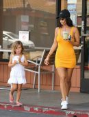 Kourtney-Kardashian-Leggy-203