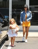 Kourtney-Kardashian-Leggy-210