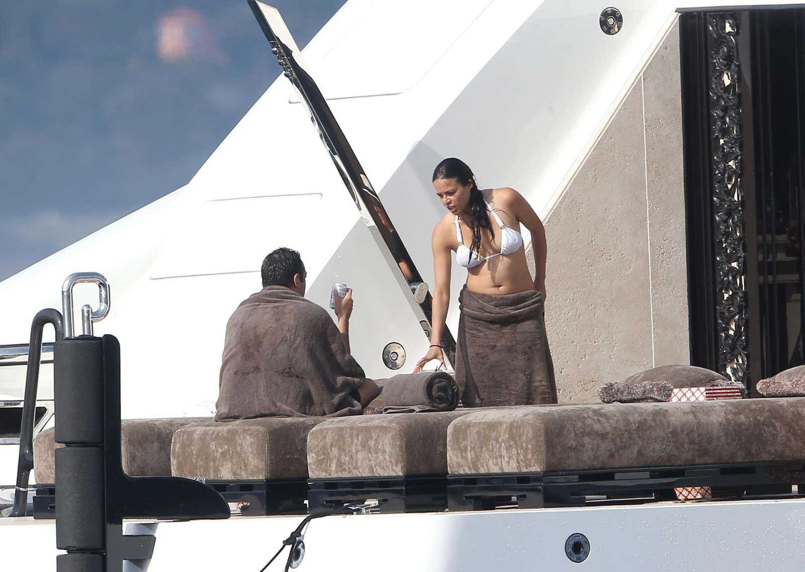 Michelle-Rodriguez-in-Bikini-204