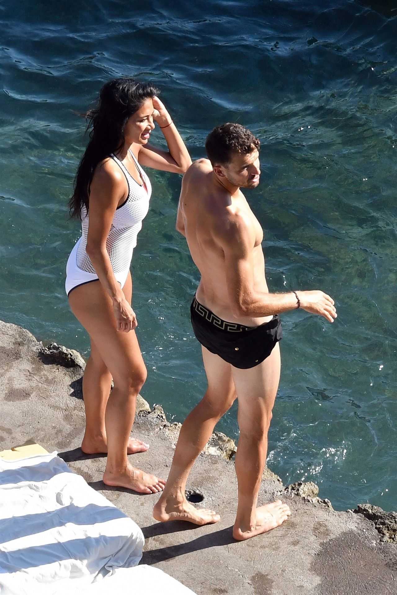 Nicole-Scherzinger-in-Swimsuit-in-Capri-601