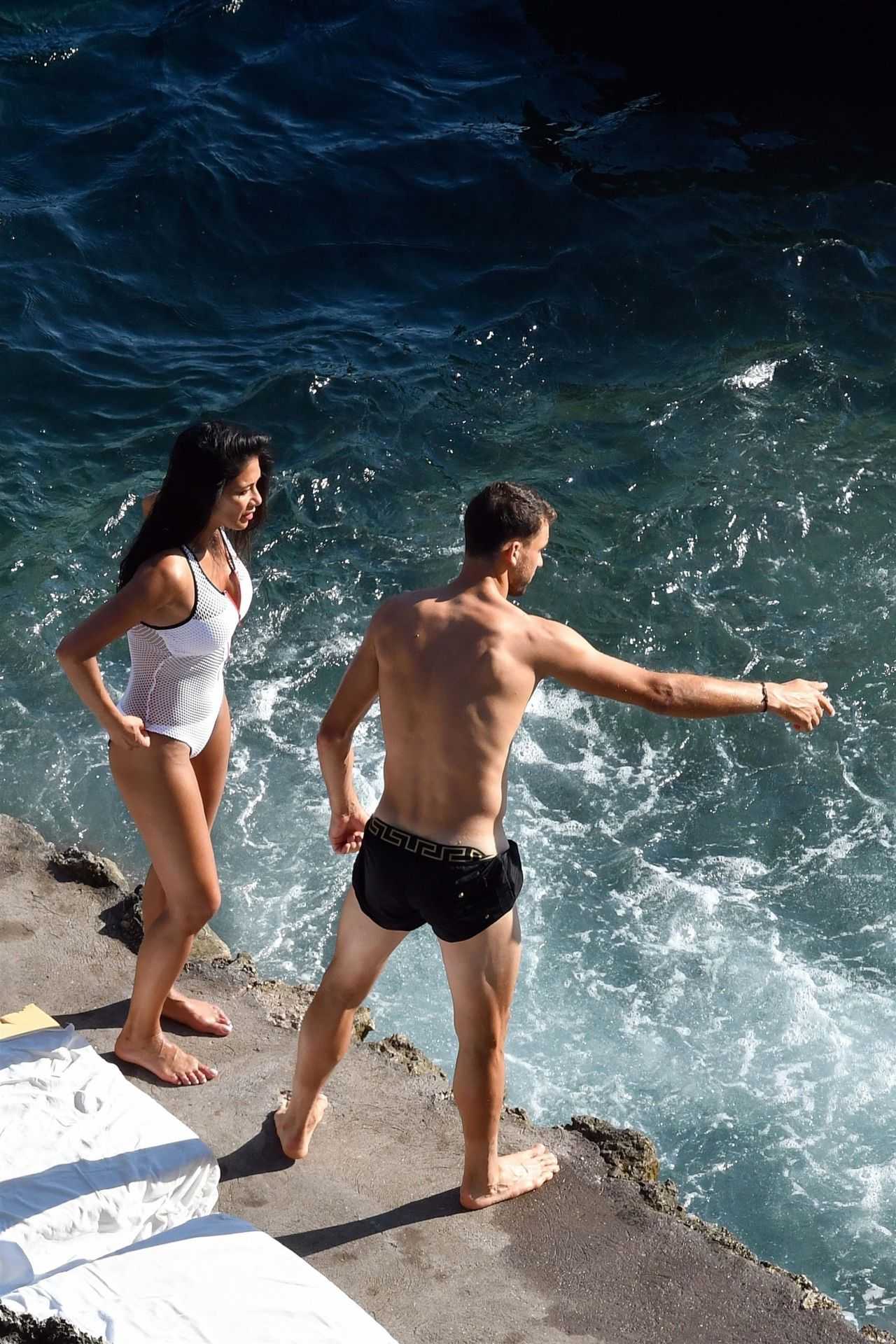 Nicole-Scherzinger-in-Swimsuit-in-Capri-602