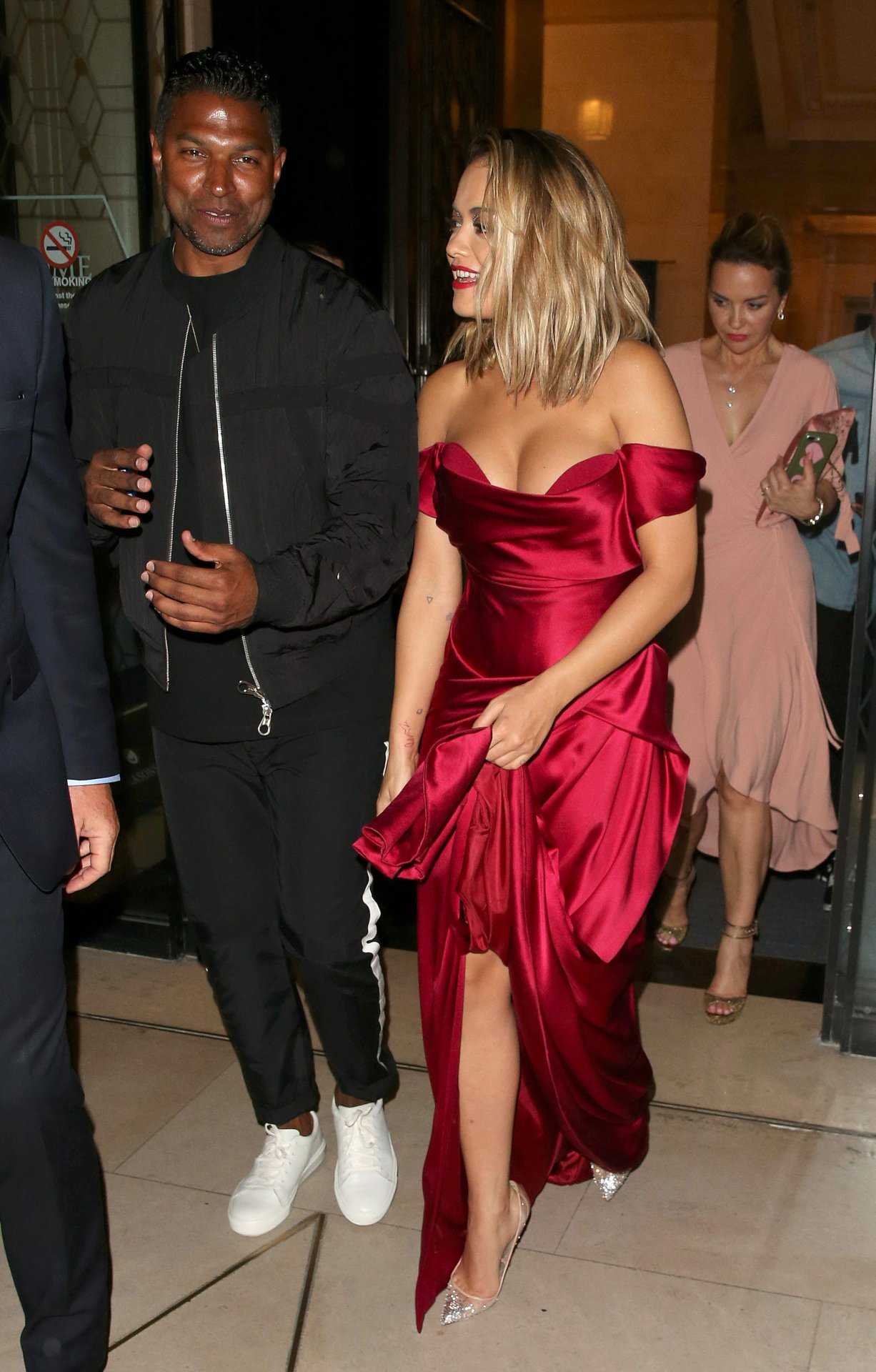 Rita-Ora-Cleavage-307
