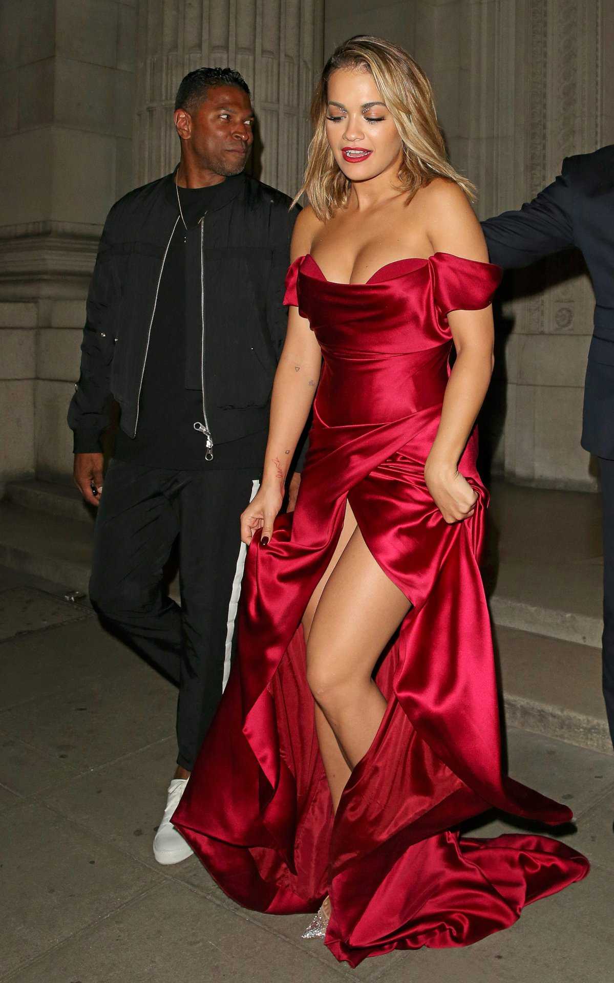 Rita-Ora-Cleavage-310