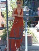 Sarah-Hyland-Out-and-About-in-Studio-City-10