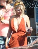 Sarah-Hyland-Out-and-About-in-Studio-City-14