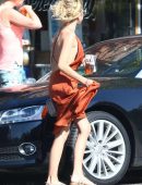 Sarah-Hyland-Out-and-About-in-Studio-City-4