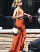 Sarah-Hyland-Out-and-About-in-Studio-City-6