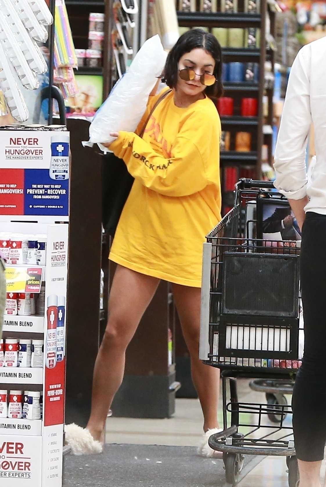 Vanessa-Hudgens-Leggy-469
