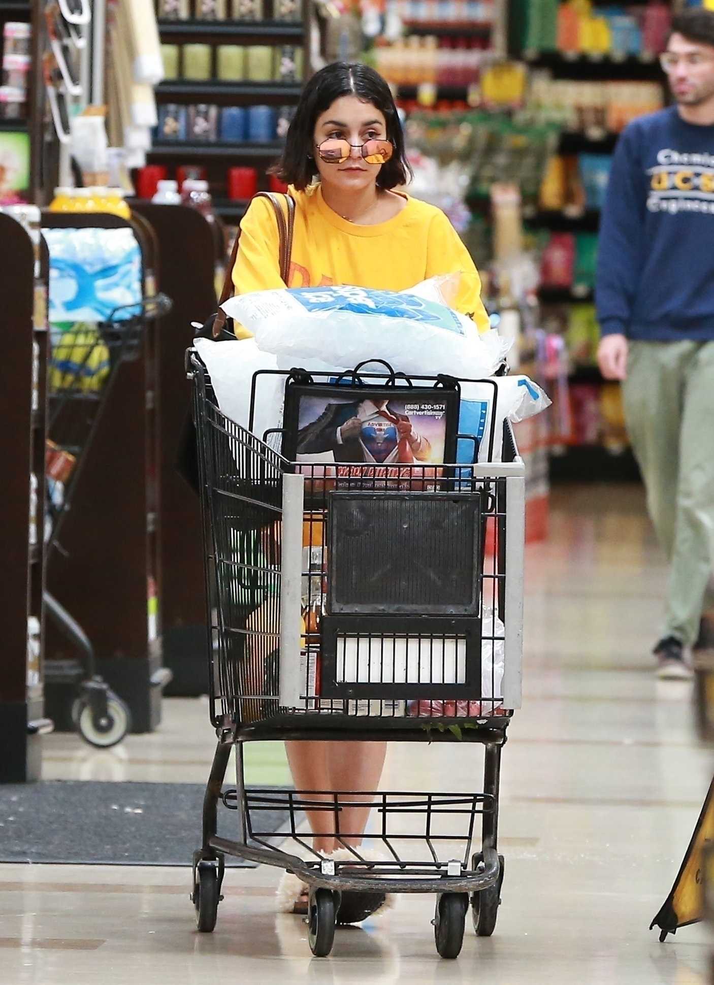 Vanessa-Hudgens-Leggy-483