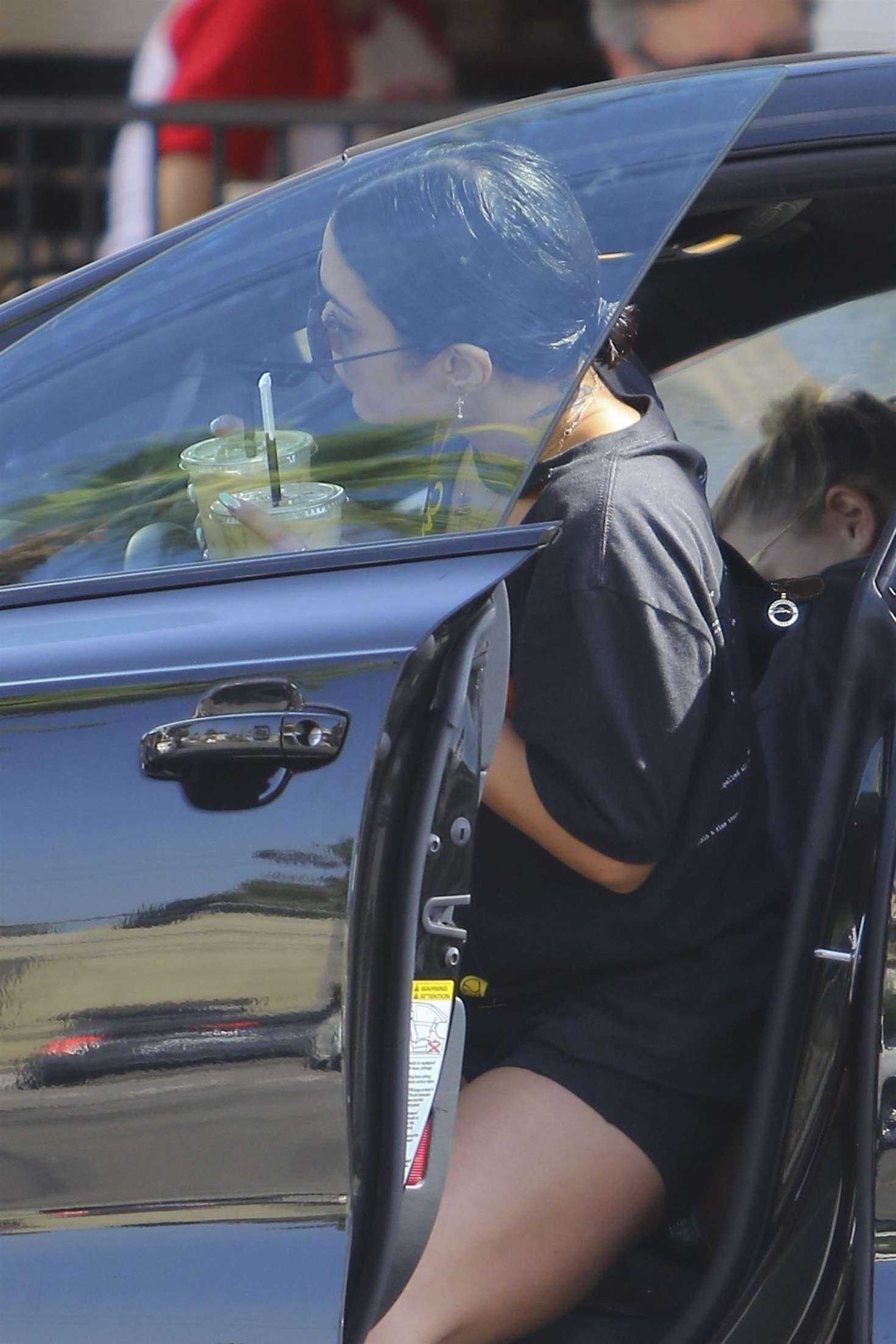 Vanessa-Hudgens-Leggy-562