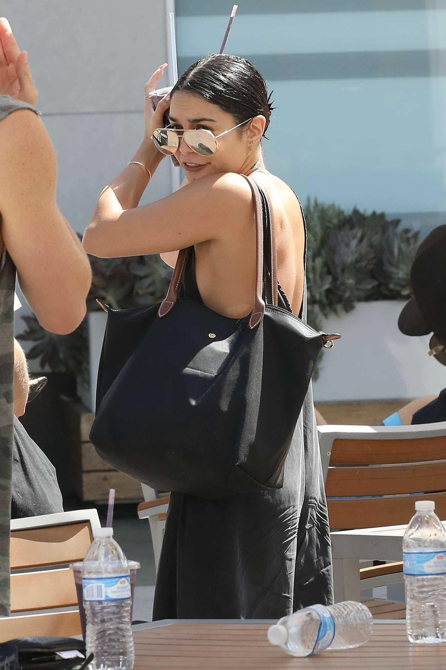 Vanessa-Hudgens-Sideboob-706