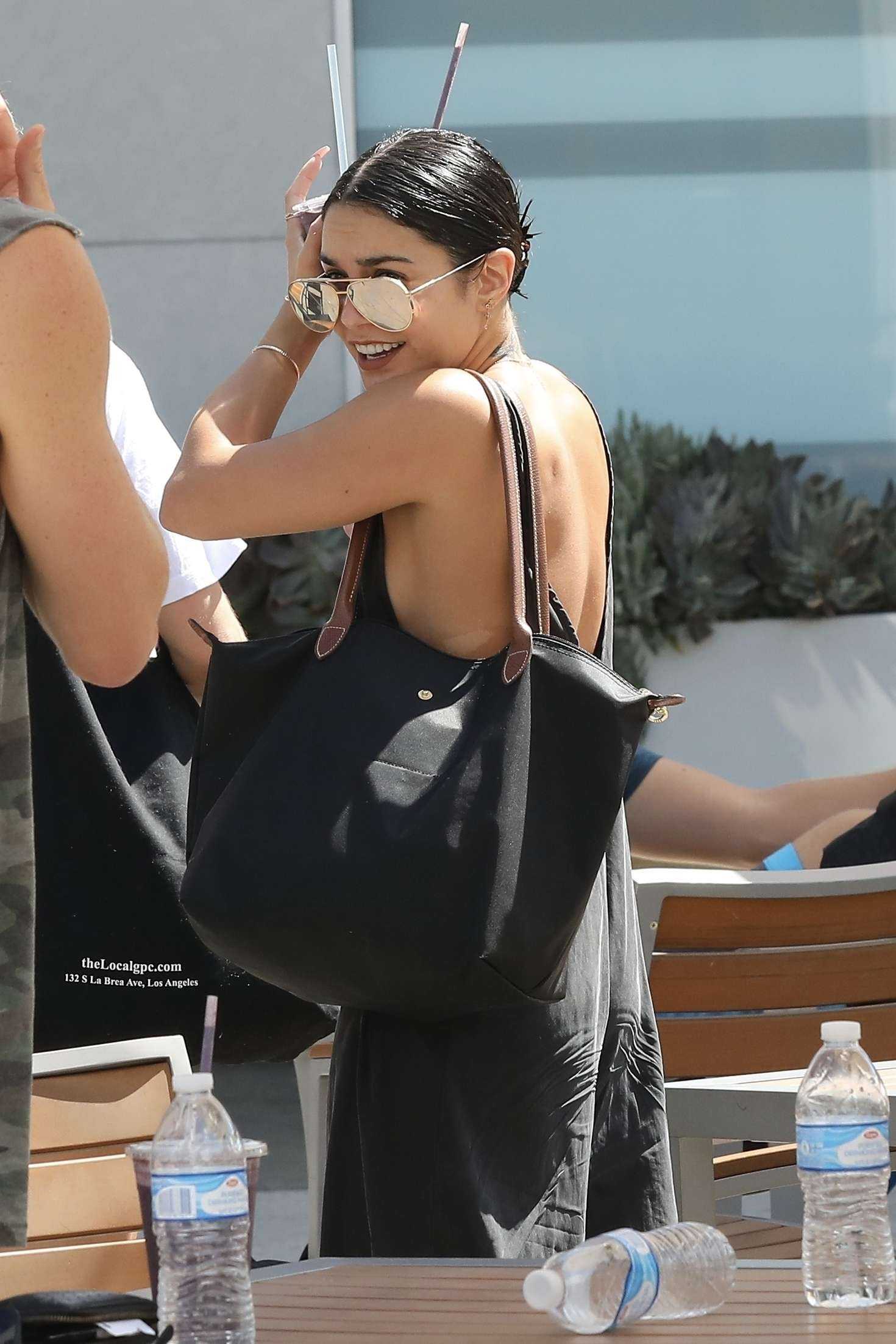 Vanessa-Hudgens-Sideboob-708
