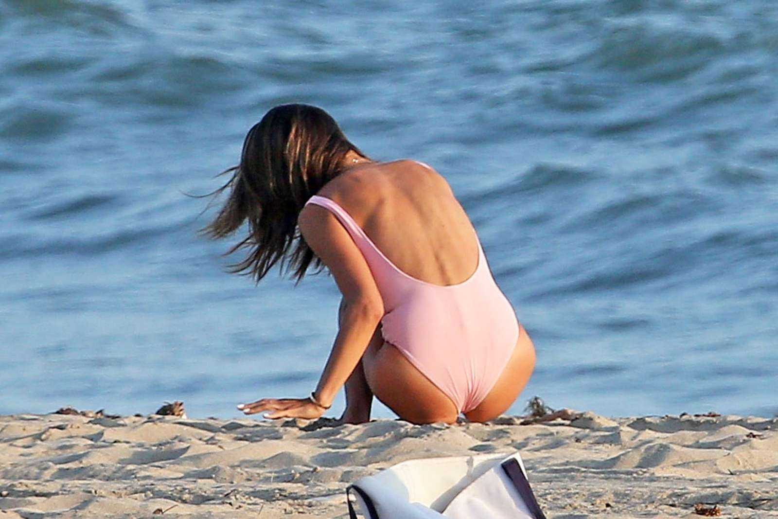 Alessandra-Ambrosio-in-Pink-Swimsuit-8