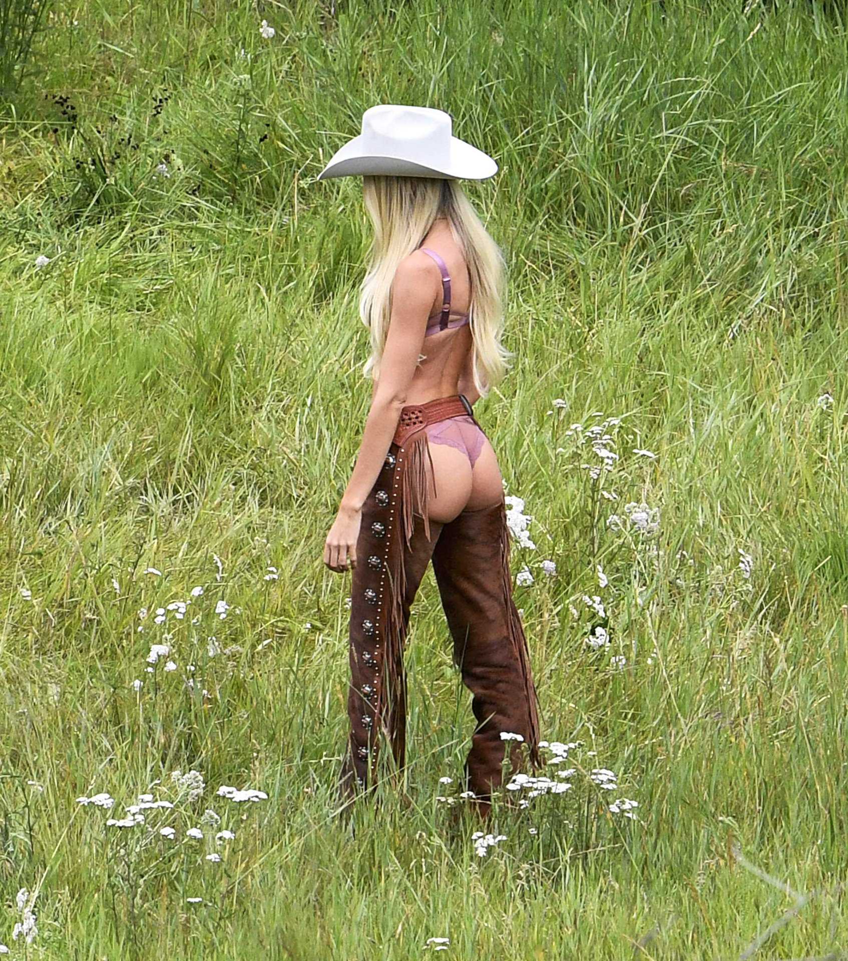 Candice-Swanepoel-Booty-306