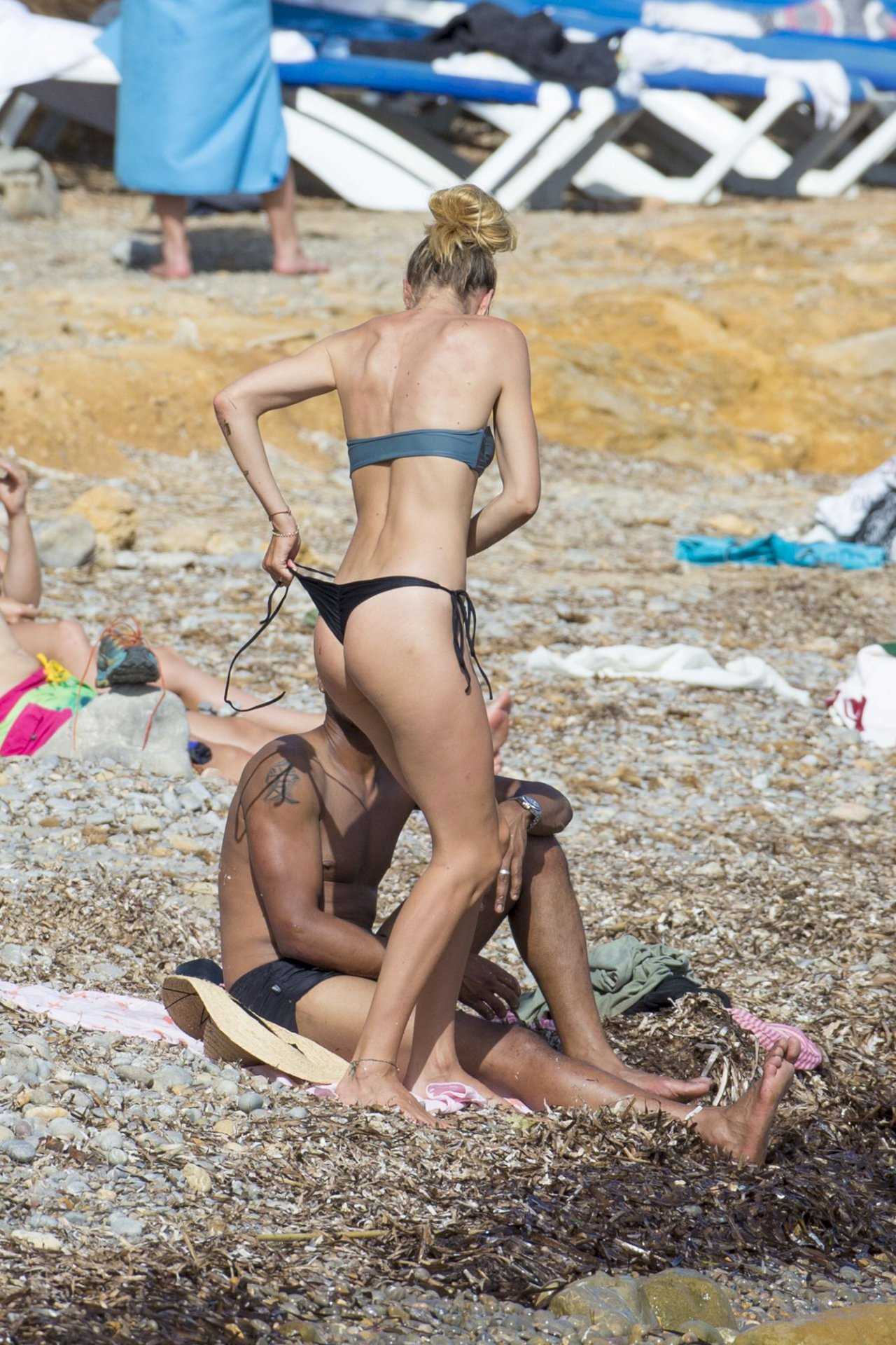Doutzen-Kroes-Booty-in-Bikini-311