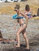 Doutzen-Kroes-Booty-in-Bikini-315