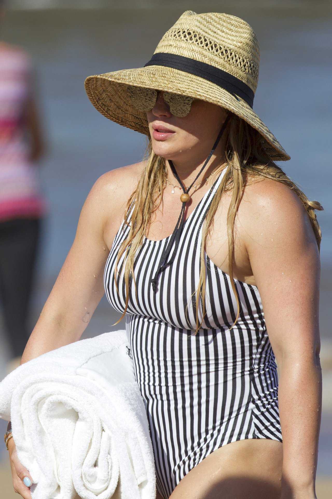 Hilary-Duff-Booty-in-Swimsuit-53