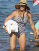 Hilary-Duff-Booty-in-Swimsuit-55