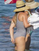 Hilary-Duff-Booty-in-Swimsuit-56