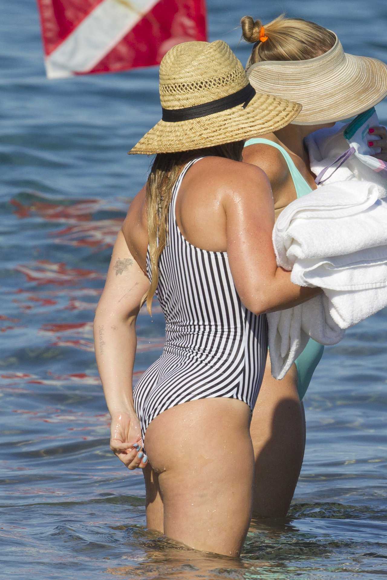 Hilary-Duff-Booty-in-Swimsuit-56