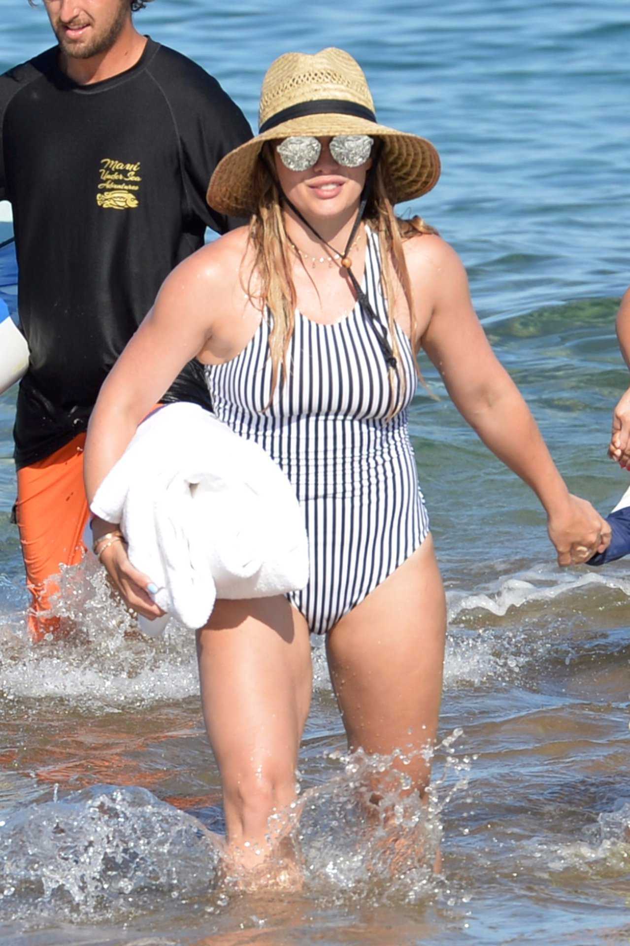 Hilary-Duff-Booty-in-Swimsuit-66